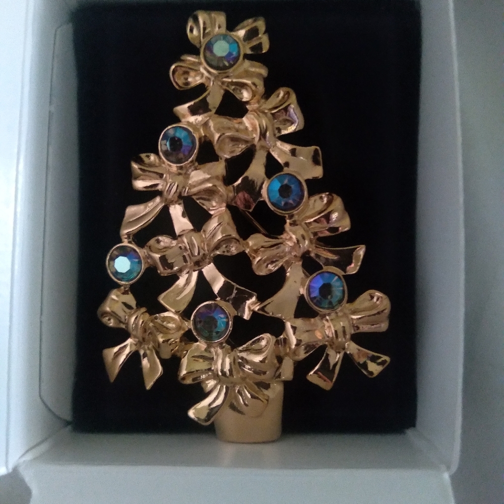 Avon Christmas Tree Pin